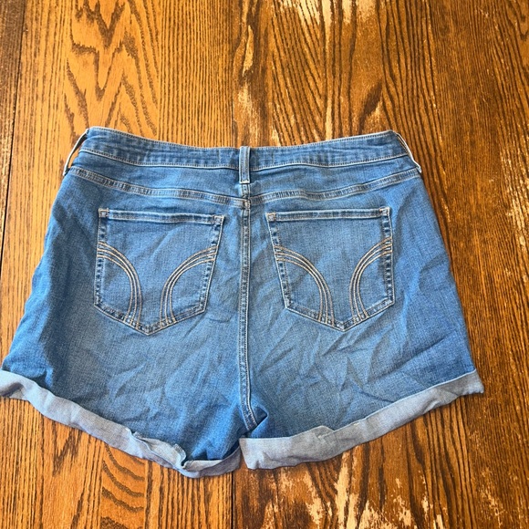 Hollister Women’s Curvy High-Rise 3” Denim Shorts - Picture 2 of 3